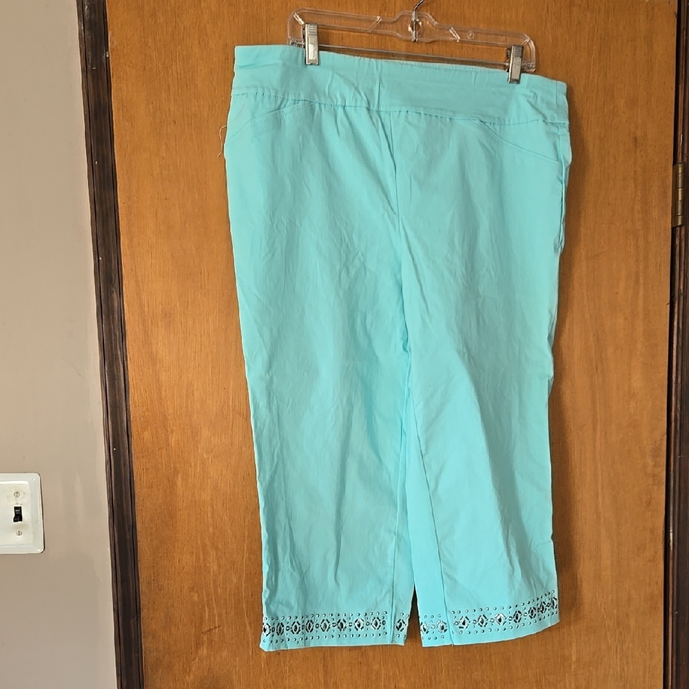 AVENUE Light seafoam green  Capris